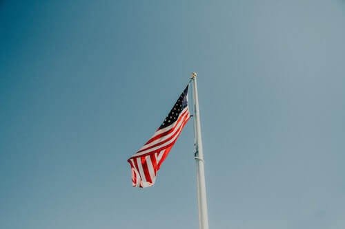 US flag on a flag pole showing the environmentally friendliness of the United Sates